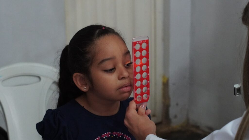 criança fazendo exame oftalmológico 